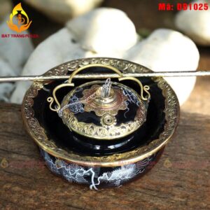 Điếu bát màu đen vẽ tùng cho mệnh Mộc - Bọc Đồng mã DB1025