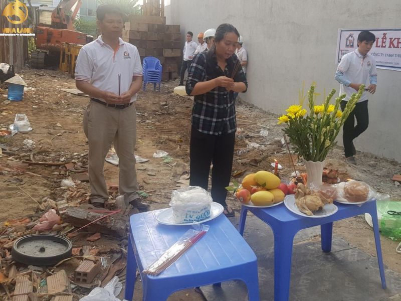 Gia chủ thành tâm khi thực hiện lễ cúng động thổ