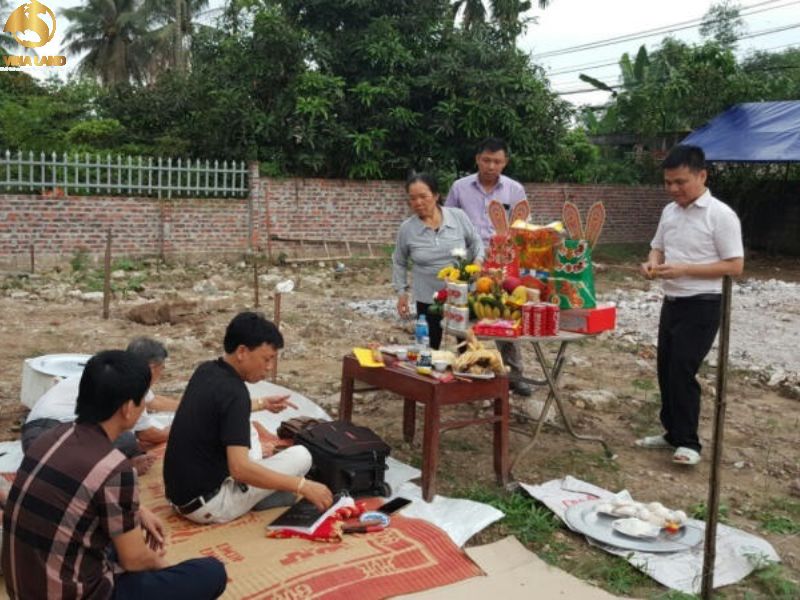 Người cho mượn tuổi thực hiện lễ động thổ xây nhà
